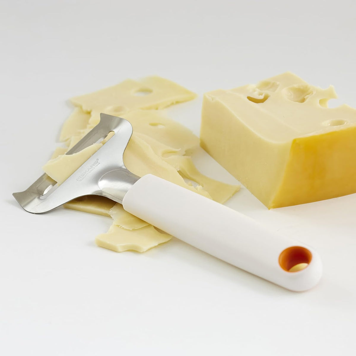 Fiskars Cheese Slicer for Soft Cheese, Stainless Steel/Synthetic Material, Cutting Width: 6 cm, Functional Form, White, 1016128