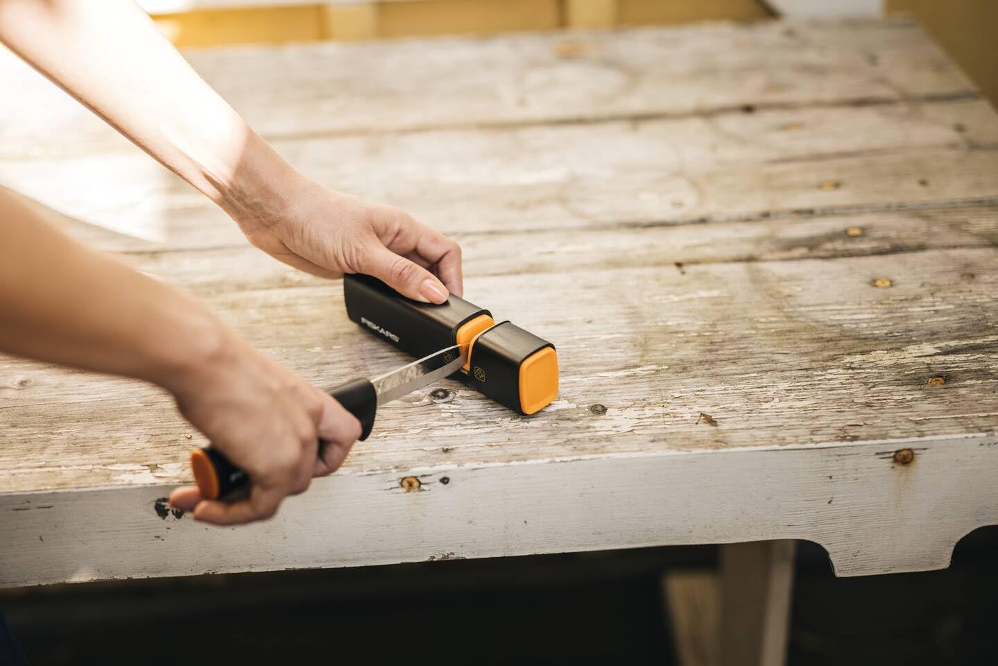 FISKARS K40 Utility Knife, Lightweight Plastic Design, Stainless Steel Blade, 9.8 cm