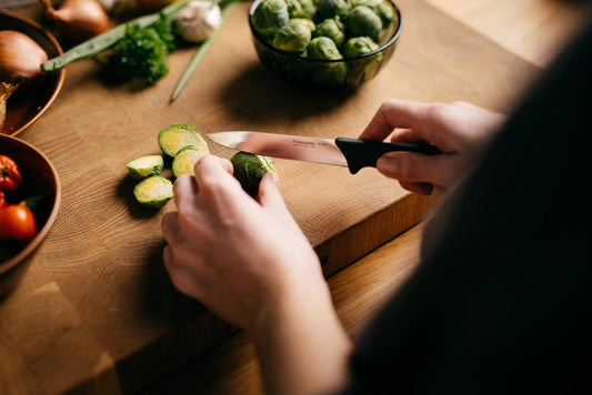 Fiskars Essential Medium-Sized Kitchen Knife, Paring Knife for Peeling and Cutting Fruits & Vegetables  Handy and Efficient 11cm