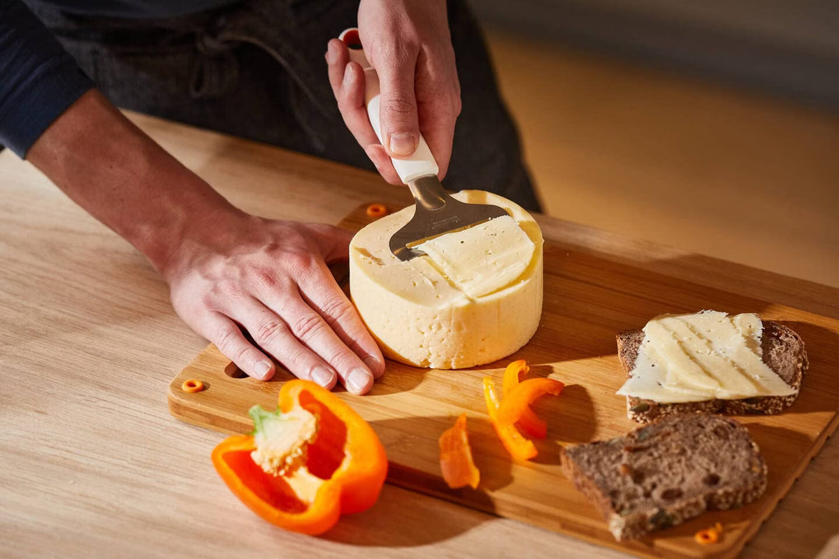 Fiskars Cheese Slicer for Soft Cheese, Stainless Steel/Synthetic Material, Cutting Width: 6 cm, Functional Form, White, 1016128