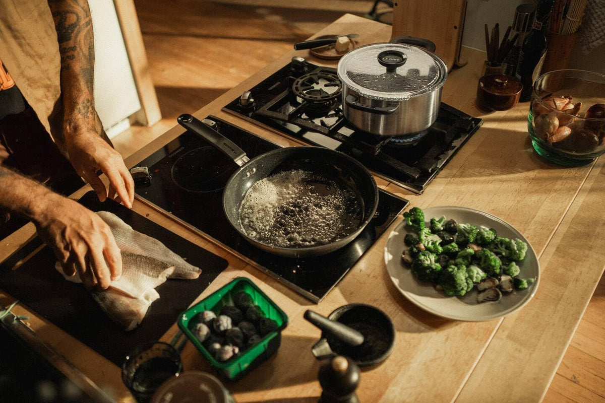 Fiskars Functional Form Non-Stick Frying Pan 26 cm | All Cookers | Recycled Steel | 1072311