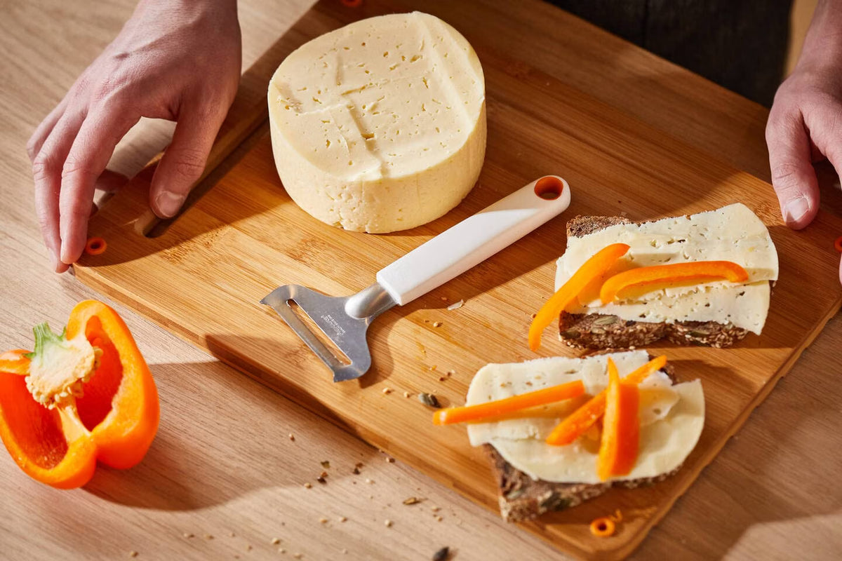 Fiskars Cheese Slicer for Soft Cheese, Stainless Steel/Synthetic Material, Cutting Width: 6 cm, Functional Form, White, 1016128