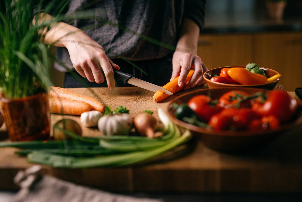 Fiskars Essential Medium-Sized Kitchen Knife, Paring Knife for Peeling and Cutting Fruits & Vegetables  Handy and Efficient 11cm