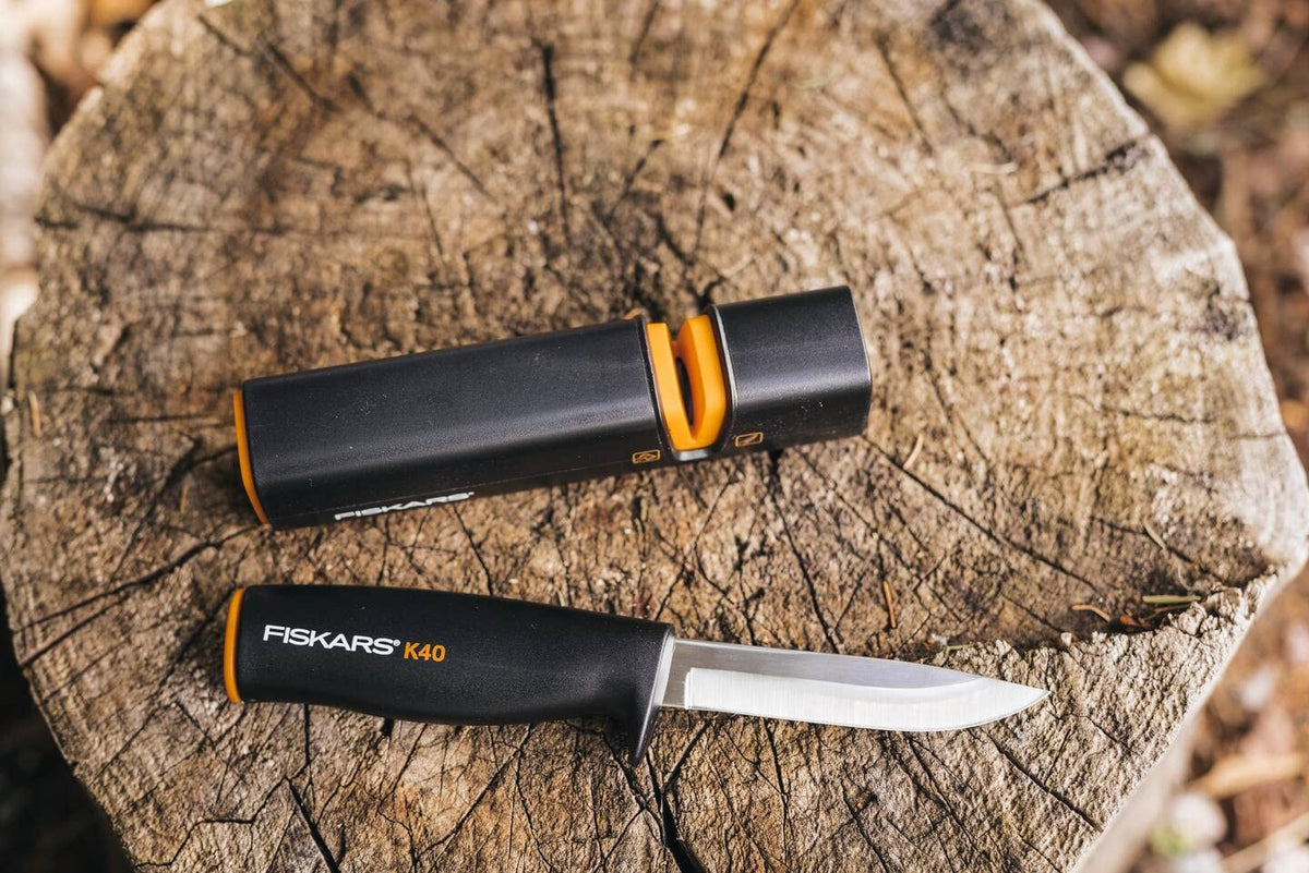 FISKARS K40 Utility Knife, Lightweight Plastic Design, Stainless Steel Blade, 9.8 cm