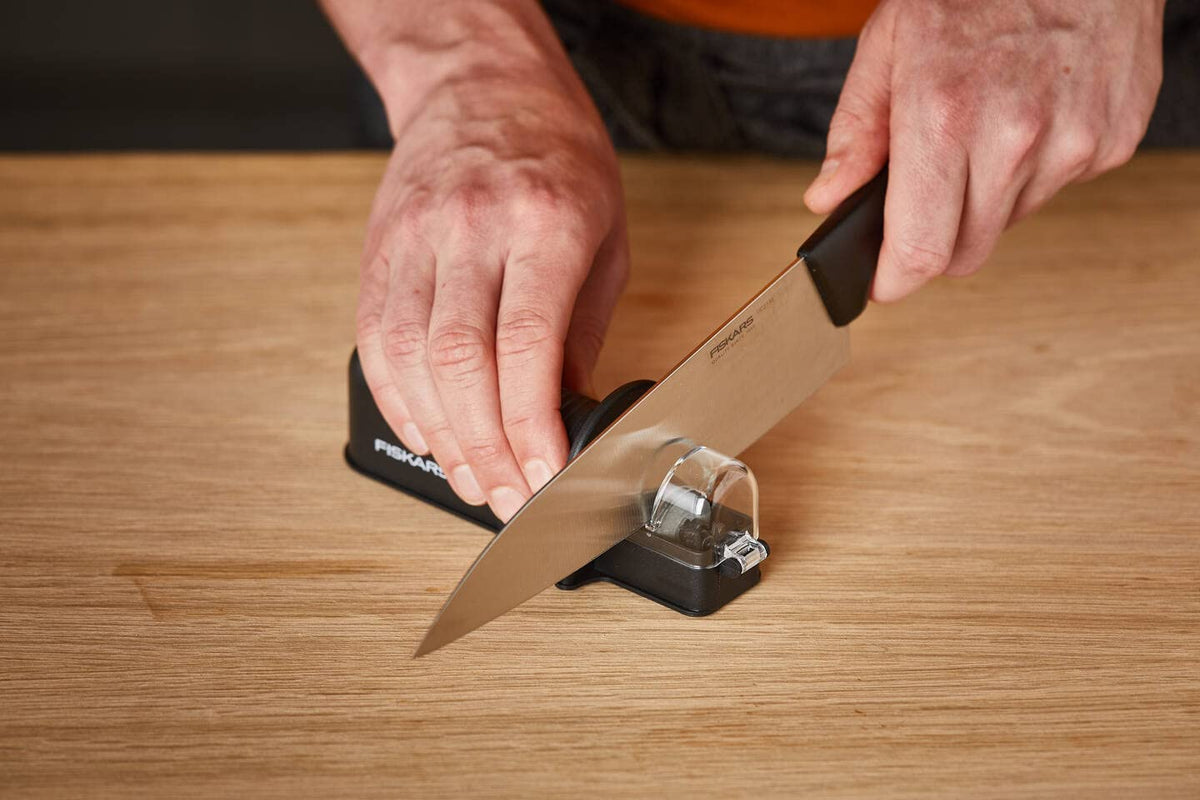 Fiskars Essential Chef Knife 21 cm | Japanese Steel | Soft Grip | Designed in Finland