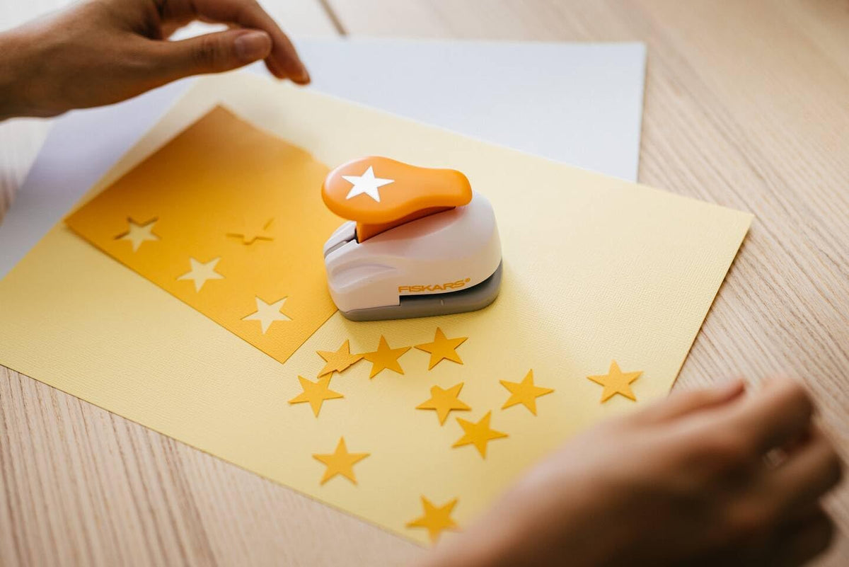 Fiskars 5441 Lever Punch | Medium Star Shape | Craft Paper Punch