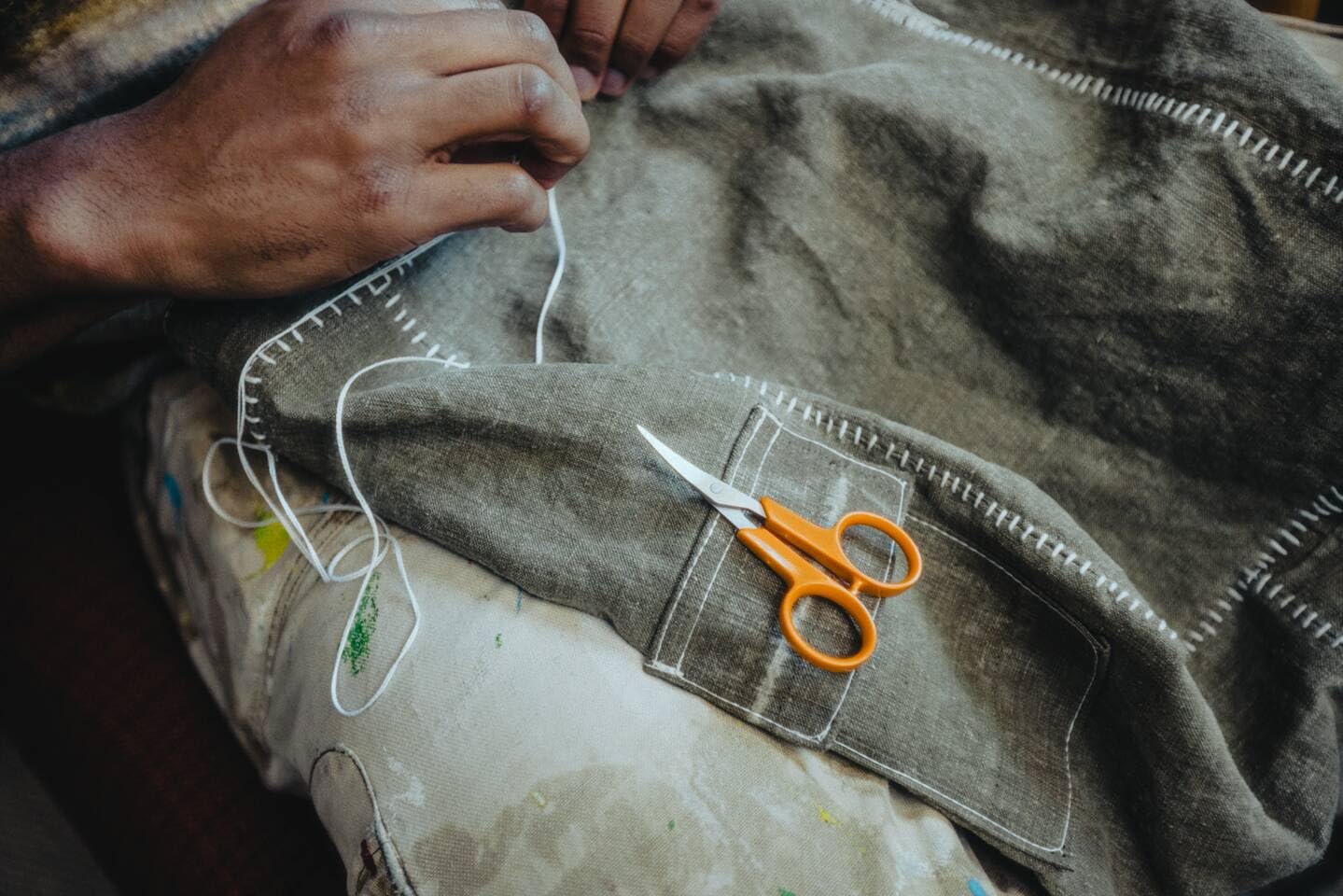 Fiskars Classic Embroidery Scissors 1075059 | Curved Blades | 10 cm | Ambidextrous