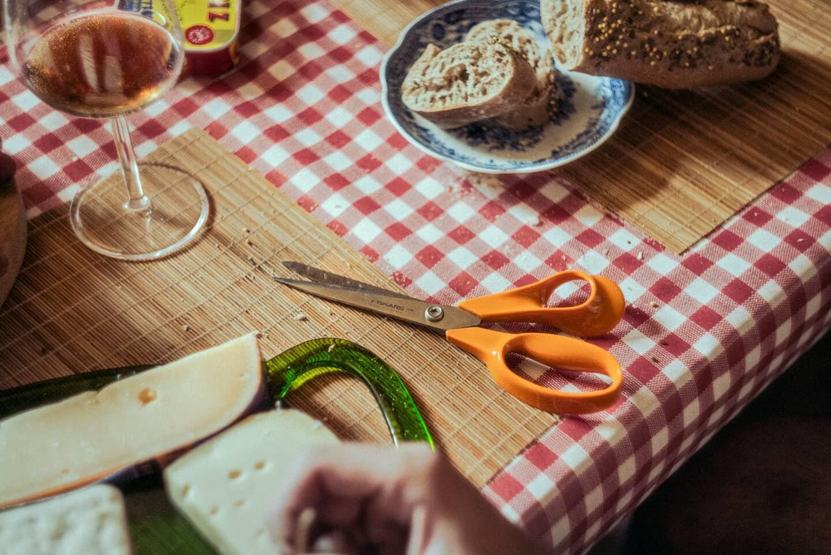 Fiskars Classic Universal Kitchen Scissors, Right-Handed, Total Length: 21 cm, Improved Torx Screw and More Ergonomic Handle, Sustainable Packaging, Quality Steel/Plastic, Orange, 1075031